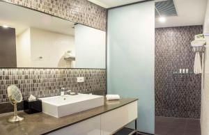 La salle de bains est pourvue d'un lavabo et d'une douche. dans l'établissement Sortis Hotel, Spa & Casino, Autograph Collection, à Panama City