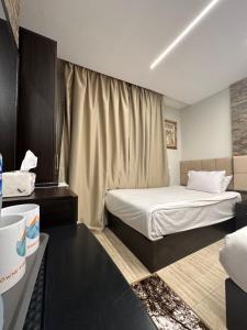 Postel nebo postele na pokoji v ubytování Crowne Pyramids View inn