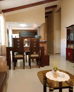 cocina y sala de estar con mesa y sillas en Casa cómoda e independiente, en Trinidad