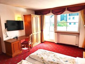 TV a/nebo společenská místnost v ubytování Hotel Tanja-Sonnenhof