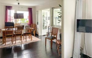 una cucina e una sala da pranzo con tavolo e sedie di Stunning Home In Tors With Wi-fi a Vilsten