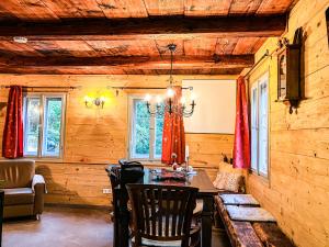 a dining room with a table and chairs in a cabin at LIETHE 13 - Ferienhaus am Malerweg in Kurort Gohrisch