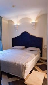 1 dormitorio con 1 cama grande y cabecero azul en Espana Condo เอสปานา คอนโด รีสอร์ท พัทยา en Jomtien Beach