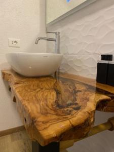 un bagno con lavandino su un tavolo in legno di Old B&B a Cesiomaggiore