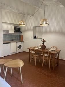 Una cocina y un comedor con mesa y sillas. en Sole Mio, T2 avec loggia et petit aperçu mer, en Bormes-les-Mimosas 18 fotos más