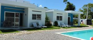 uma villa com uma piscina e uma casa em Casa merengue em Las Terrenas