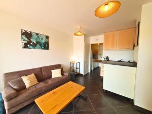 勒格罗-迪鲁瓦Studio CLIM Terrasse Privée - Proche de la Plage的带沙发和桌子的客厅和厨房 更多7张照片