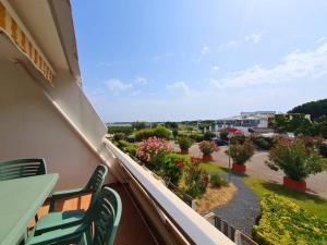 勒格罗-迪鲁瓦Studio CLIM Terrasse Privée - Proche de la Plage的一个带椅子的阳台,享有花园的景色