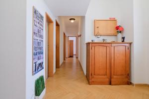 a hallway with a kitchen and a wooden cabinet at Villa Magoito in Sintra