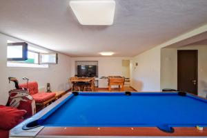 een woonkamer met een pooltafel bij Villa Magoito in Sintra