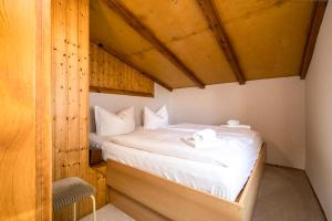 a bedroom with a bed with two towels on it at Ferienhaus Haus am See mit Wassergrundstück in Lärz