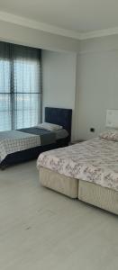 - une chambre avec 2 lits et une fenêtre dans l'établissement TOSKANA OTEL RESTORANT, à Şarköy