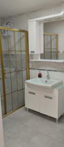 La salle de bains est pourvue d'un lavabo et d'un miroir. dans l'établissement TOSKANA OTEL RESTORANT, à Şarköy