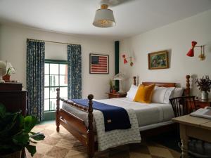 Lovell的住宿－The Ell, a Historic, Luxurious 2 bed, 2 bath Private Suite in Lovell，一间卧室配有一张带黄色枕头的床和一扇窗户