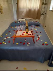 Chácara Volare em Atibaia, exclusiva, condomínio fechado في أتيبايا: سرير مع طاولة واكواب للنبيذ عليه