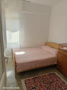 a small bedroom with a bed and a dresser at DENİZ YILDIZI in Marmaraereglisi
