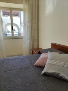 - une chambre avec un lit avec deux oreillers et une fenêtre dans l'établissement Il Cortile, à Pompéi