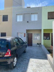 a black car parked in front of a house at Camino al Río in Viedma