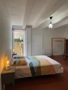 ein Schlafzimmer mit einem großen Bett und einem Fenster in der Unterkunft Sole Mia, appt 2/4pers au cœur de Bormes in Bormes-les-Mimosas