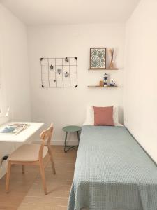 - une chambre avec un lit, une table et une chaise dans l'établissement Roda Beach Apartment, à Roda de Bará