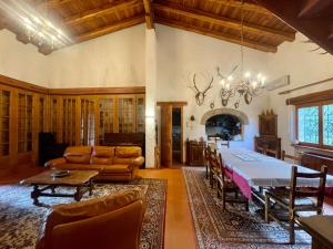 a large living room with a table and a dining room at Villa La Collina in Giais