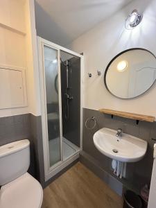 La salle de bains est pourvue d'une douche, de toilettes et d'un lavabo. dans l'établissement Apartment Paradiski 309, à La Plagne Tarentaise