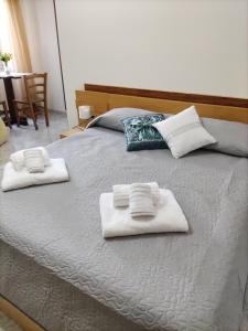 ein Bett mit zwei Handtüchern darüber in der Unterkunft Il Cortile in Pompei