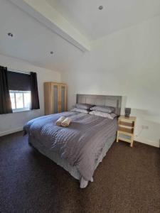 een slaapkamer met een groot bed en een raam bij 5 Laurel Court in Ulverston