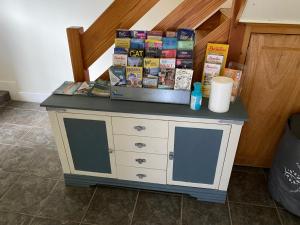 a dresser with a box on top of it at The Elsted Inn in Trotton