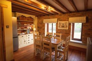 kuchnia ze stołem i krzesłami w pokoju w obiekcie The Threshing Barn w mieście Woodhall Spa