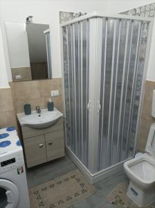 LA casetta 2.0 في ترميني إميرسي: حمام مع دش ومرحاض ومغسلة