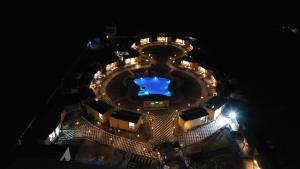 BarvālaSKD RESORT AND CLUB的享有泳池的空中景致