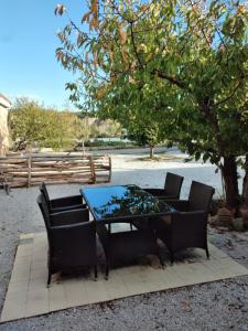een tafel en stoelen op een patio bij Loft Carriones in Castilléjar