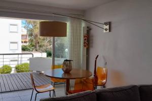 a living room with a table and chairs and a couch at Apartamento para 4 pessoas in Cabanas de Tavira