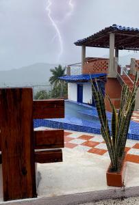 une villa avec une piscine et une maison dans l'établissement Finca Vista Hermosa, à Santa Rosa de Cabal
