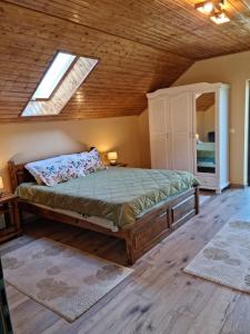 En eller flere senge i et værelse på Vila Lac