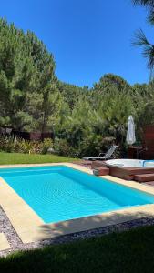 Bazén v ubytování Naturista exclusivo HOMBRES nebo v jeho okolí