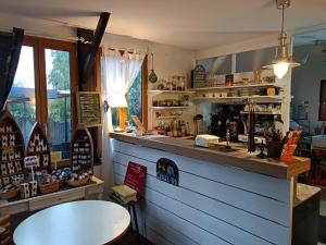 un café avec un comptoir et une table dans l'établissement Ille Flottante, Maison éclusière et hébergements insolites sur le canal, à Hédé