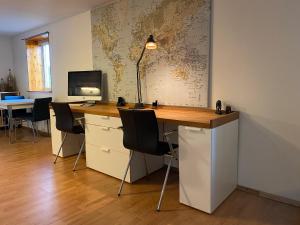 un ufficio con scrivania, sedie e computer di Apartment Brevik a Brevik