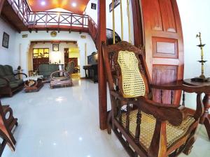 uma sala de estar com cadeiras e uma escada em Gurugedara Heritage Talalla em Talalla South
