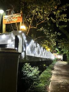 uma parede de betão com luzes acesas à noite em Gurugedara Heritage Talalla em Talalla South