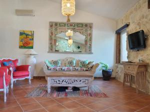 Loft Carriones في Castilléjar: غرفة معيشة مع أريكة ومرآة