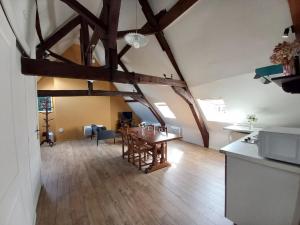 a kitchen and dining room with a table in a loft at Le gîte des Géants in Le Quesnoy