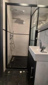 La salle de bains est pourvue d'une douche et d'un lavabo. dans l'établissement SAND DOOR HOTEL, à Istanbul