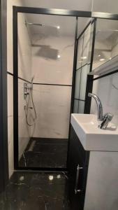 ein Badezimmer mit Dusche und Waschbecken in der Unterkunft SAND DOOR HOTEL in Istanbul + 39 Fotos