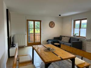 ein Wohnzimmer mit einem Tisch und einem Sofa in der Unterkunft Gehobene Ferienwohnung Madera Campesina in Hunderdorf