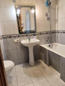 Ванная комната в 2-к квартира Малиновського 12. Набережна лівого берега.