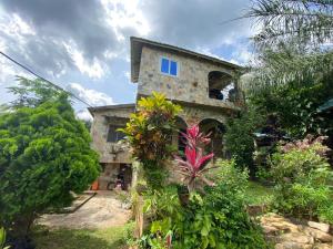 a stone house with a blue window on it at Lodge au paradis fleuri 