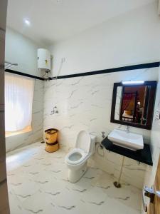 łazienka z toaletą i umywalką w obiekcie Desert Moon Hotel w mieście Jaisalmer