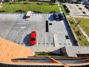 eine Luftansicht eines Parkplatzes mit einem roten Auto in der Unterkunft Confortante departamento con Pkg Privado in Guadalajara